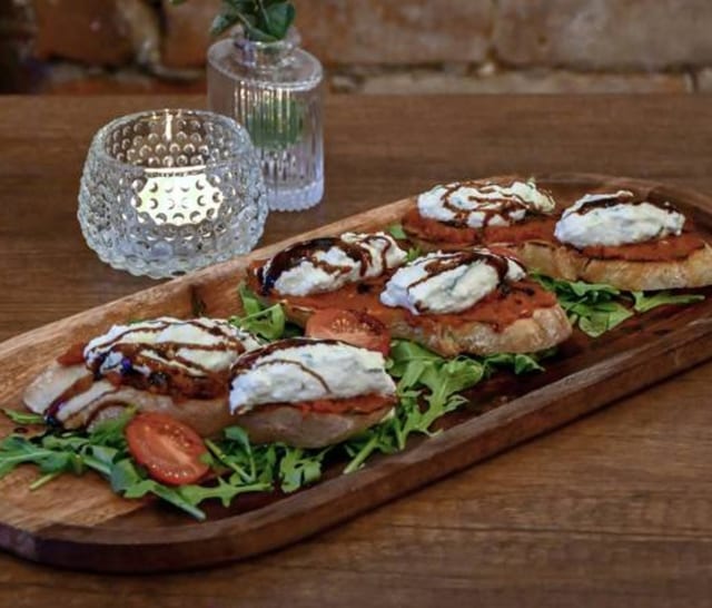 Crostini con Pesto Rosso (Crostini with Red Pesto).