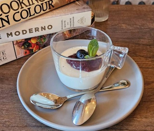 Vanilla Panna Cotta (Vanilla Cream Dessert).