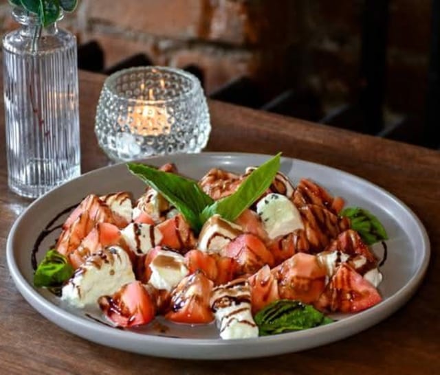 Insalata Caprese (Caprese Salad).